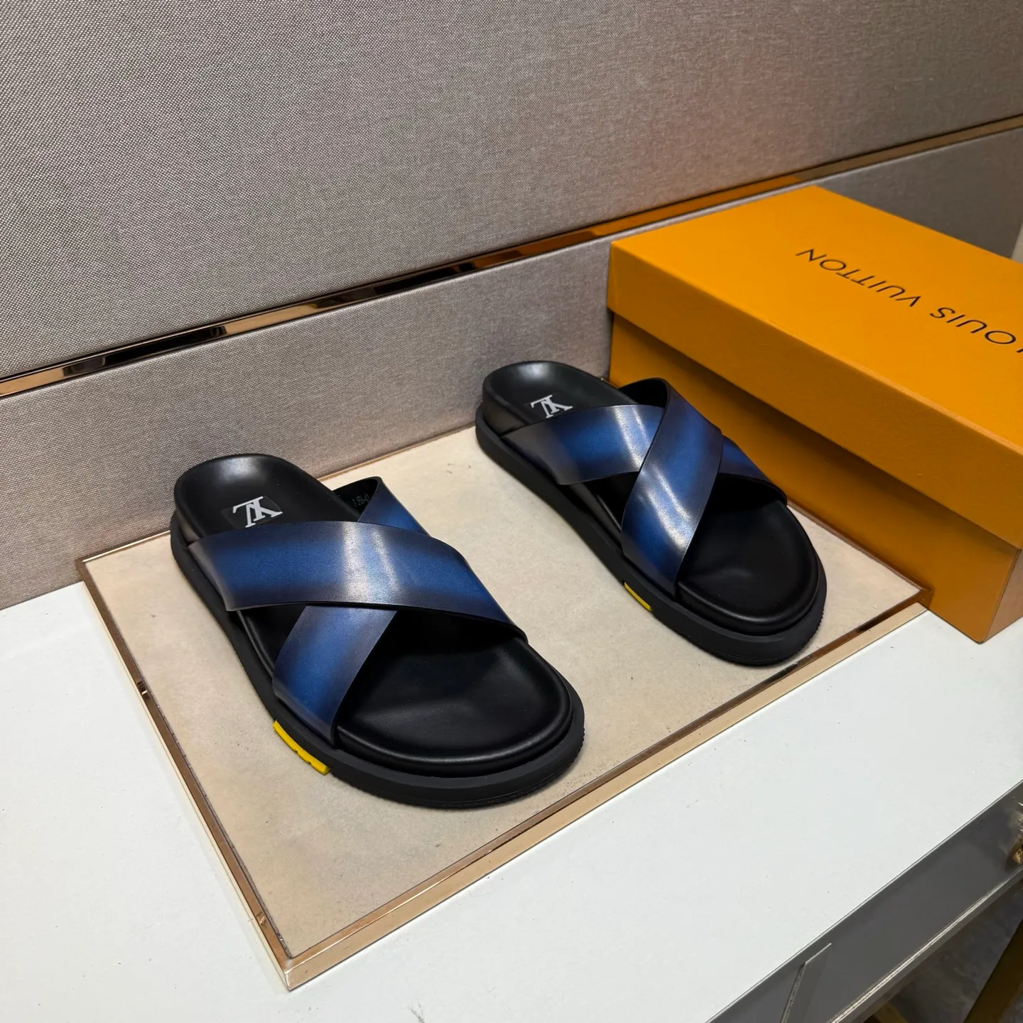 Men's men's shoes 💰pp420 [LV～] Men's casual slippers 2025z cabinet sales simultaneously 🔶Size: 38-44#️⃣ 🔷4 colors🔜The upper is made of cowhide stitching ➕Cowhide lining, comfortable and breathable, sole: original comfortable, wear-resistant and non-slip outsole, ⚠️Real 📱Photography🎬The real thing is better📢📢📢
